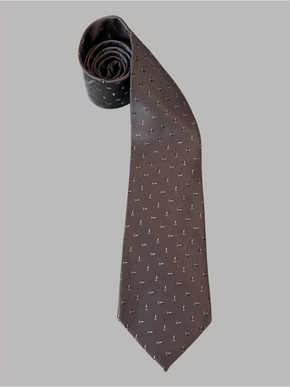 Classic Grey Men's Silk Tie with Subtle Pattern